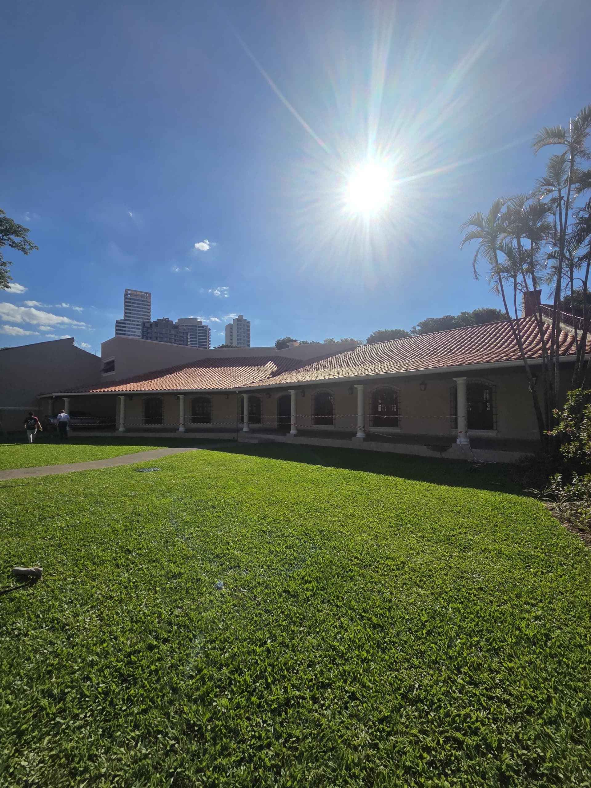 RESIDENCIA ESTILO COLONIAL -A ESTRENAR * 1.800 M2 En Ycua Sati y 4 dormitorios, a pasos del Goethe
