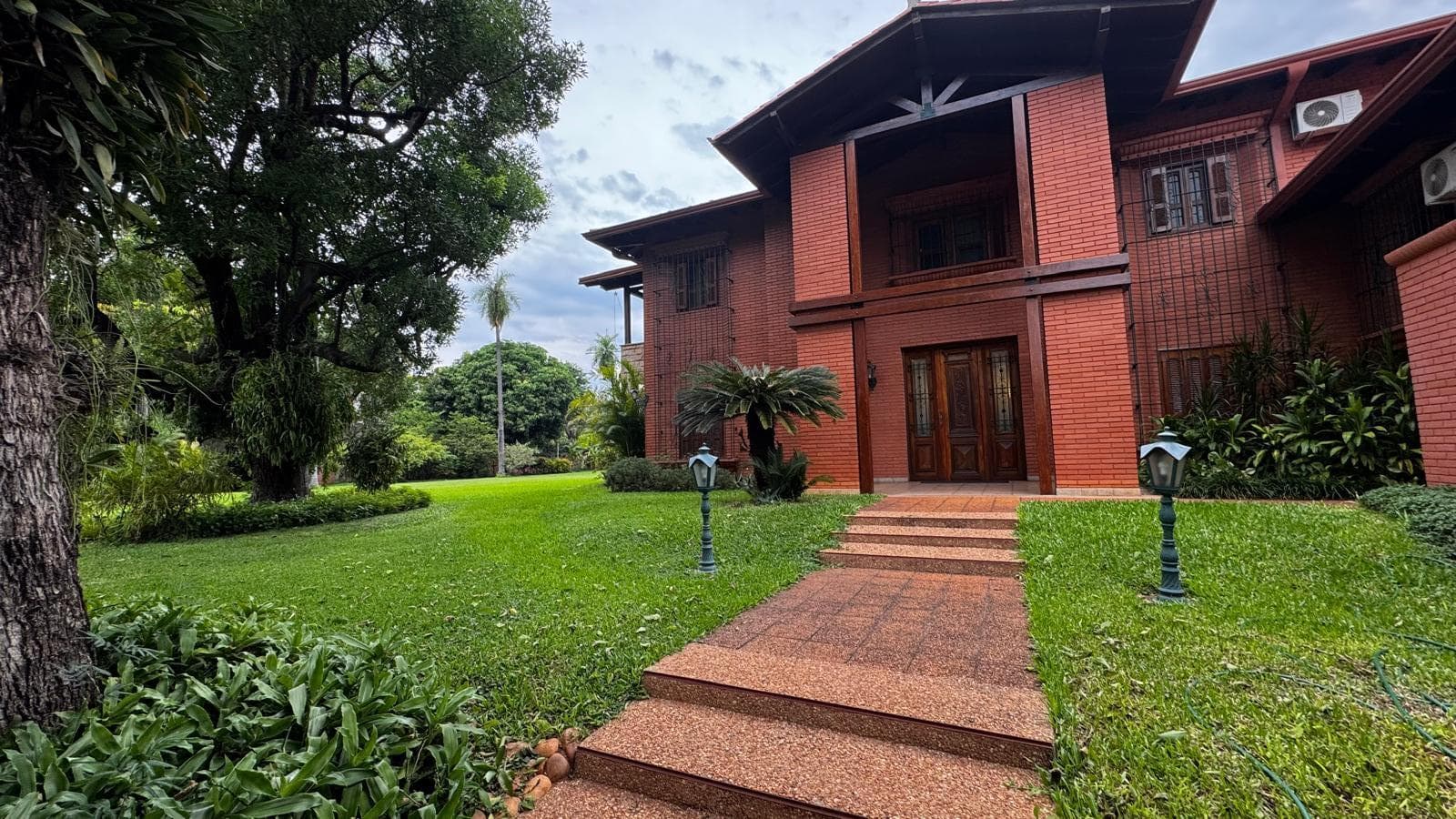 Residencia Premium o Sede Corporativa en Inmejorable Ubicación Ycua Satí