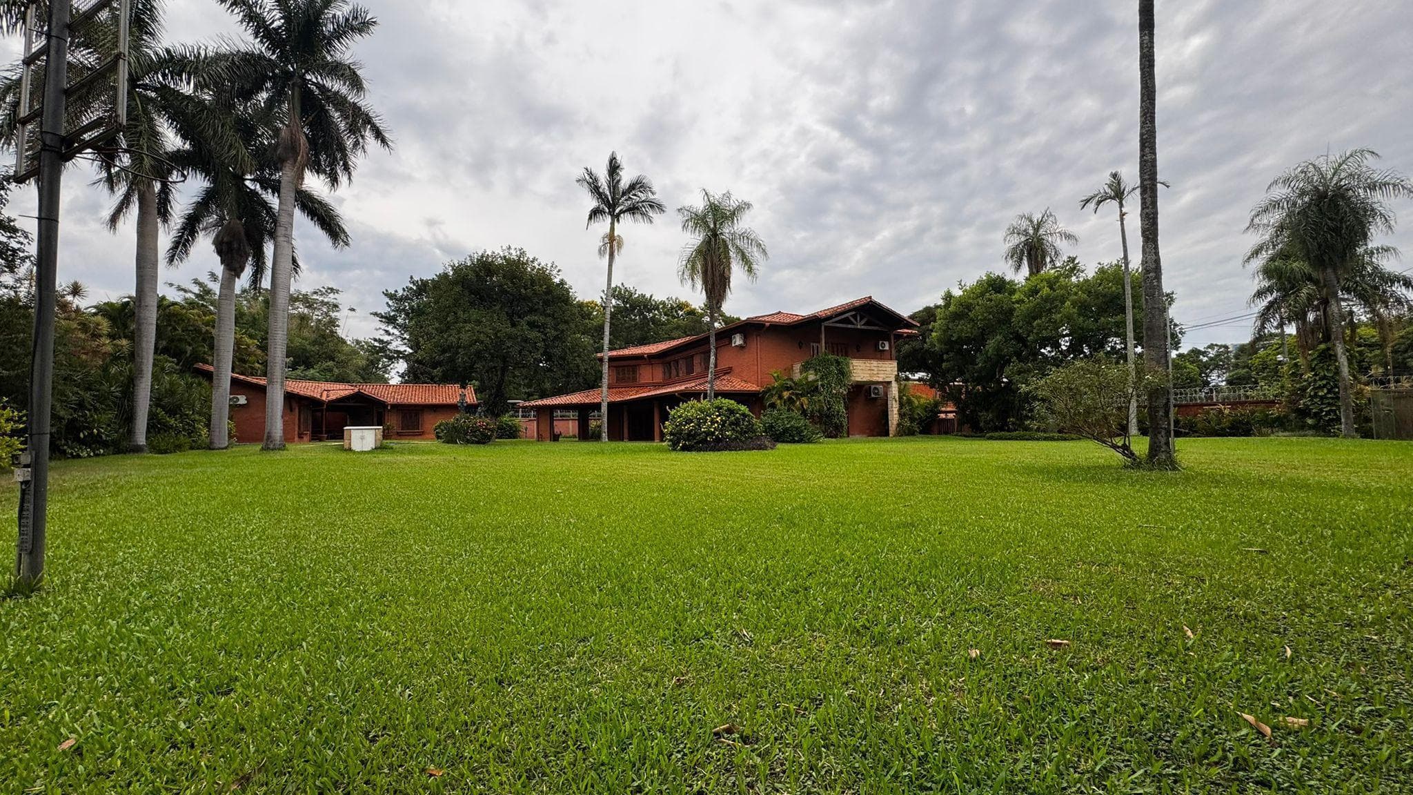 Residencia Premium o Sede Corporativa en Inmejorable Ubicación Ycua Satí — foto 2