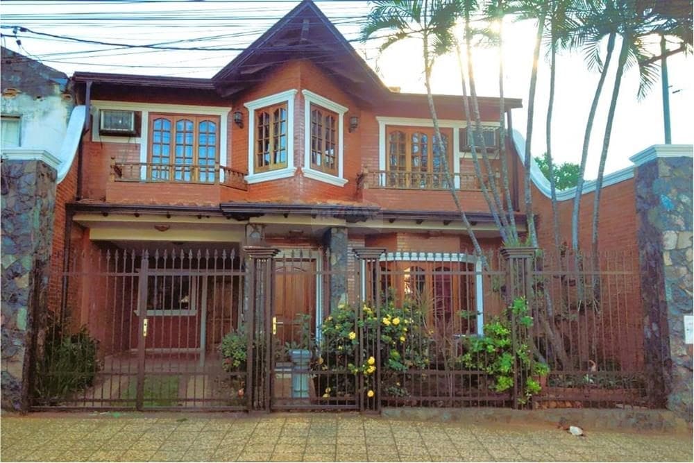 Vendo casa en ycua sati zona eje corporativo
