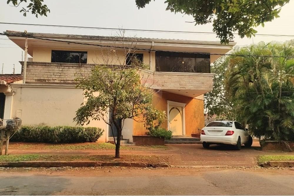 Vendo Casa en Esquina en Barrio Herrera - Asunción