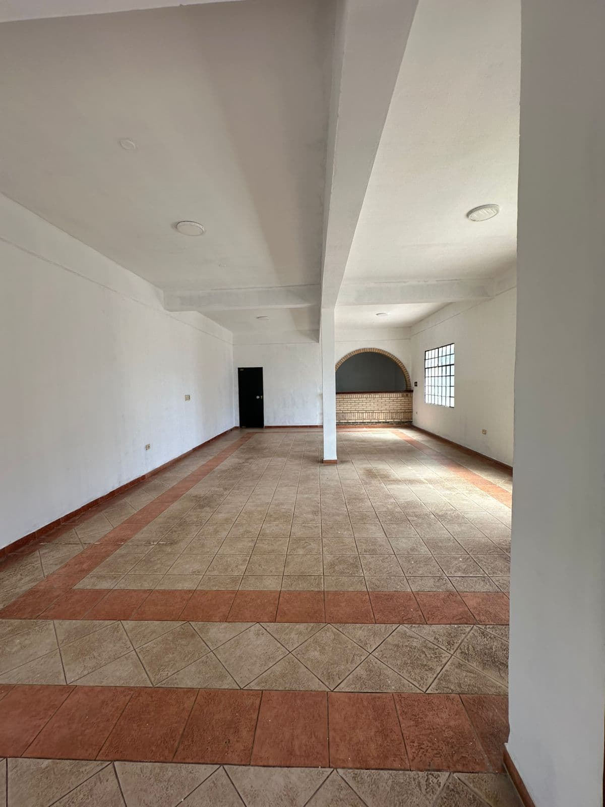 Salón comercial con oficinas y amplio depósito – Luque 4to barrio, foto 3
