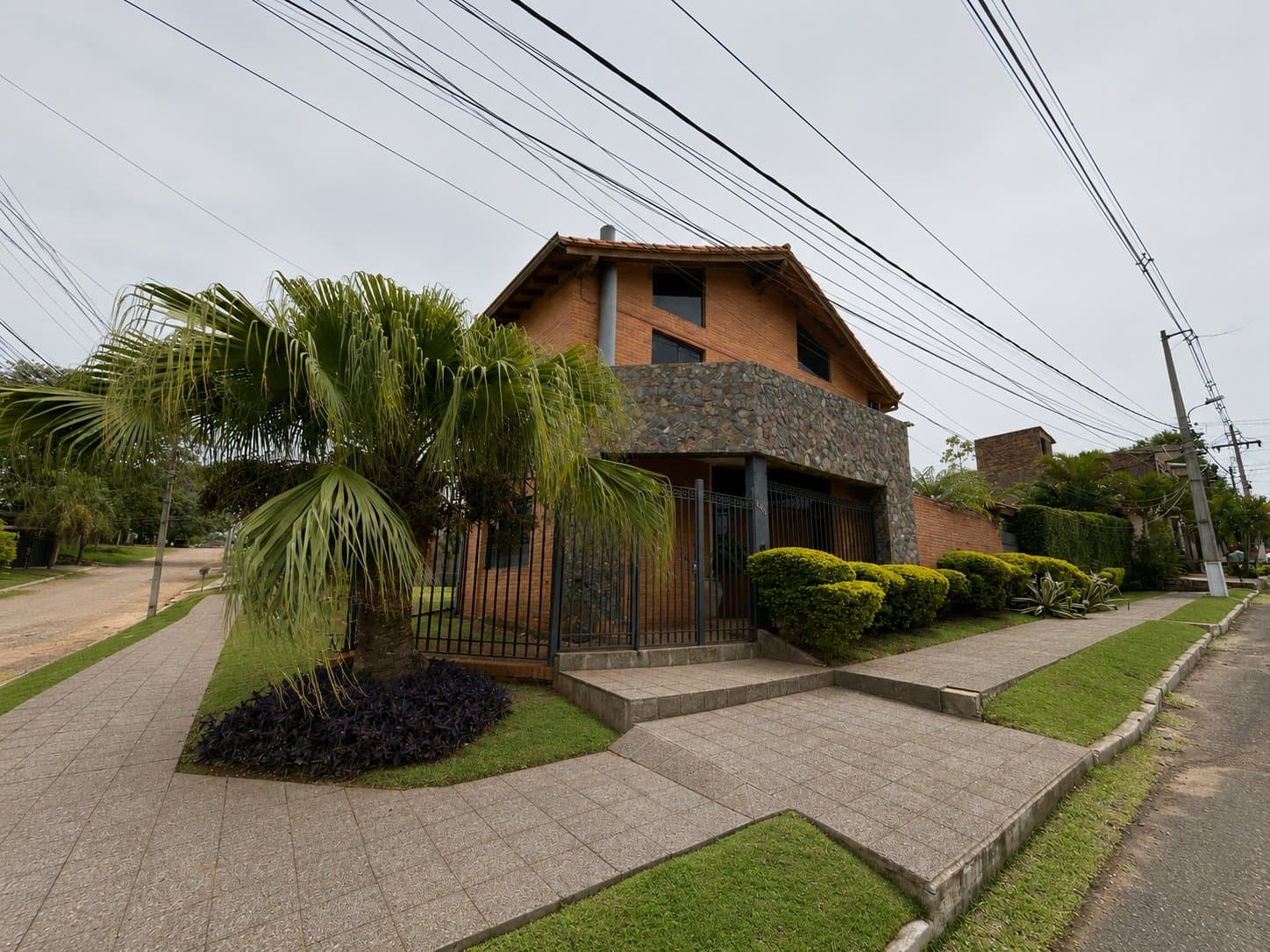 Alquilo casa en esquina zona san isidro