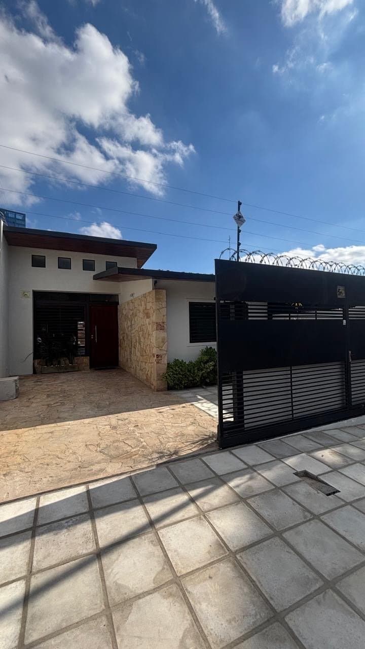 Amplia casa en alquiler en barrio Jara — foto 2