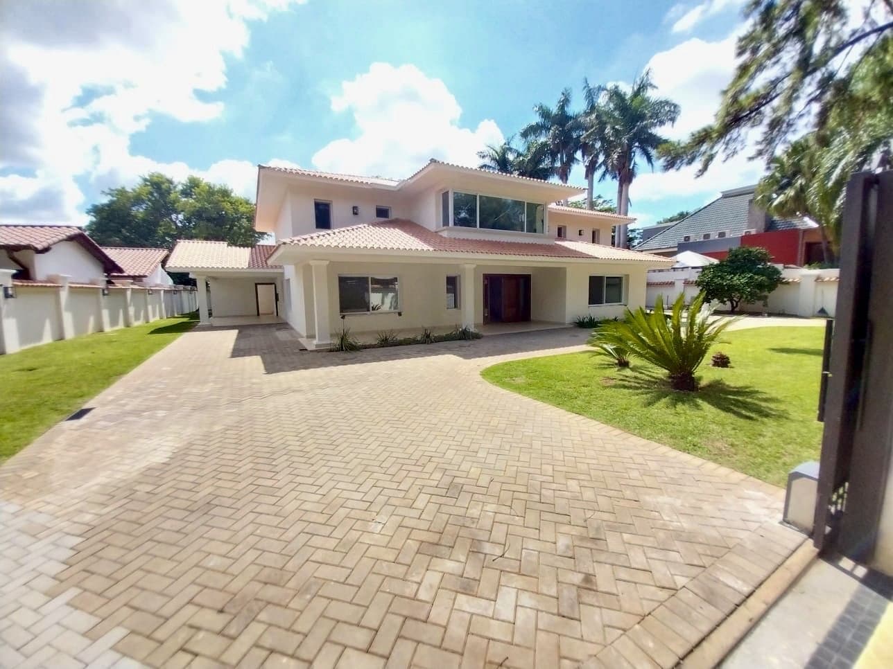 Alquilo residencia a estrenar de 4 dormitorios en suite zona Mariscal Estigarribia