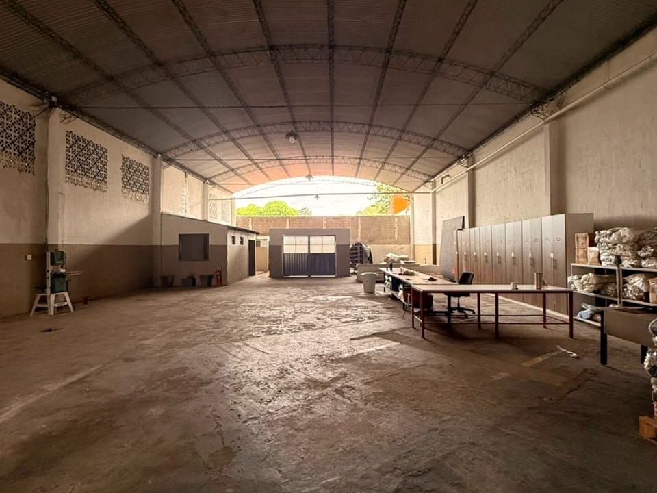 Alquilo tinglado de 510 m2 en barrio santa ana