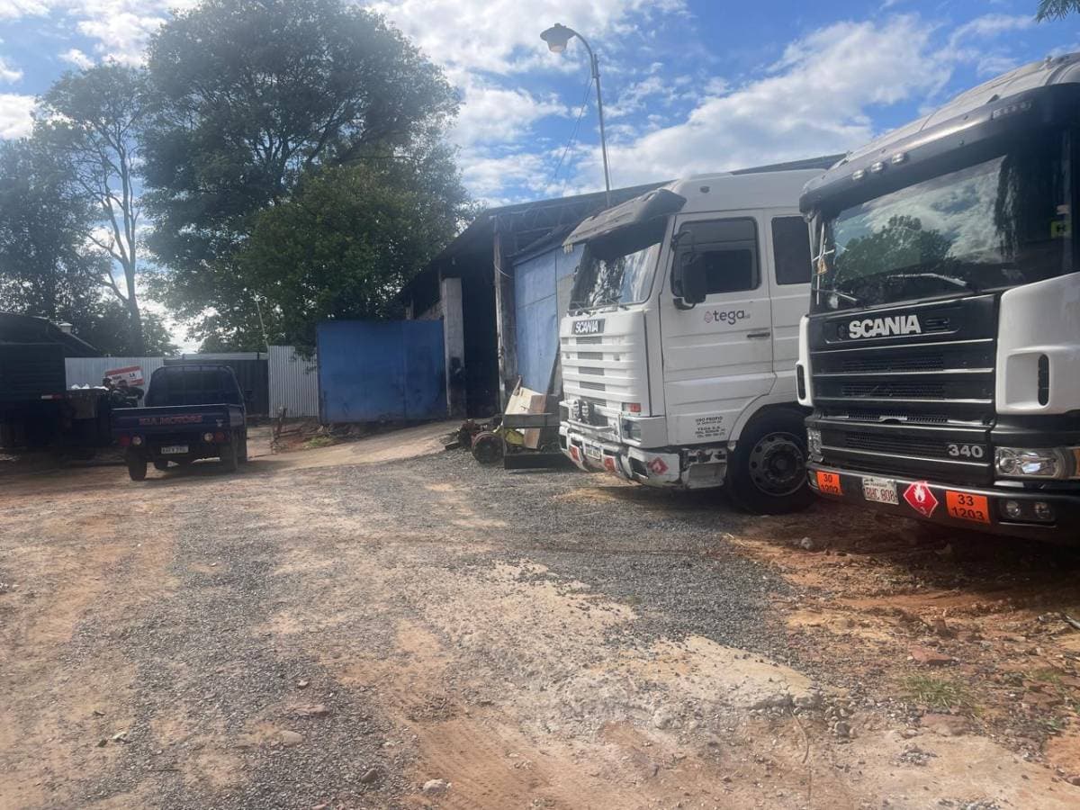 Complejo de tinglados con oficinas, vestuarios y casa en Ñemby, foto 1