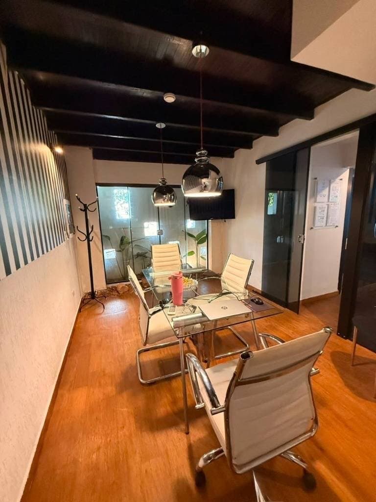 Oficina amoblada en barrio Las Lomas — foto 2