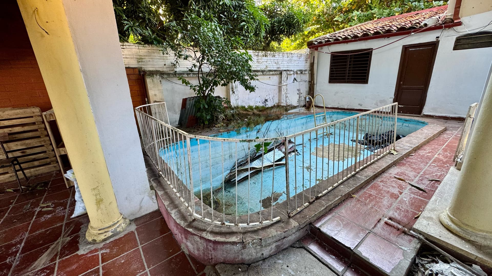 Vendo amplia casa de 4 habitaciones y local comercial en el Centro de Asuncion - Barrio San Roque