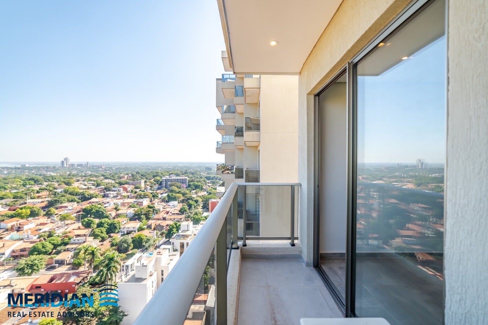 Amplio departamento de 1 habitación en venta zona Av.Molas Lopez, foto 1