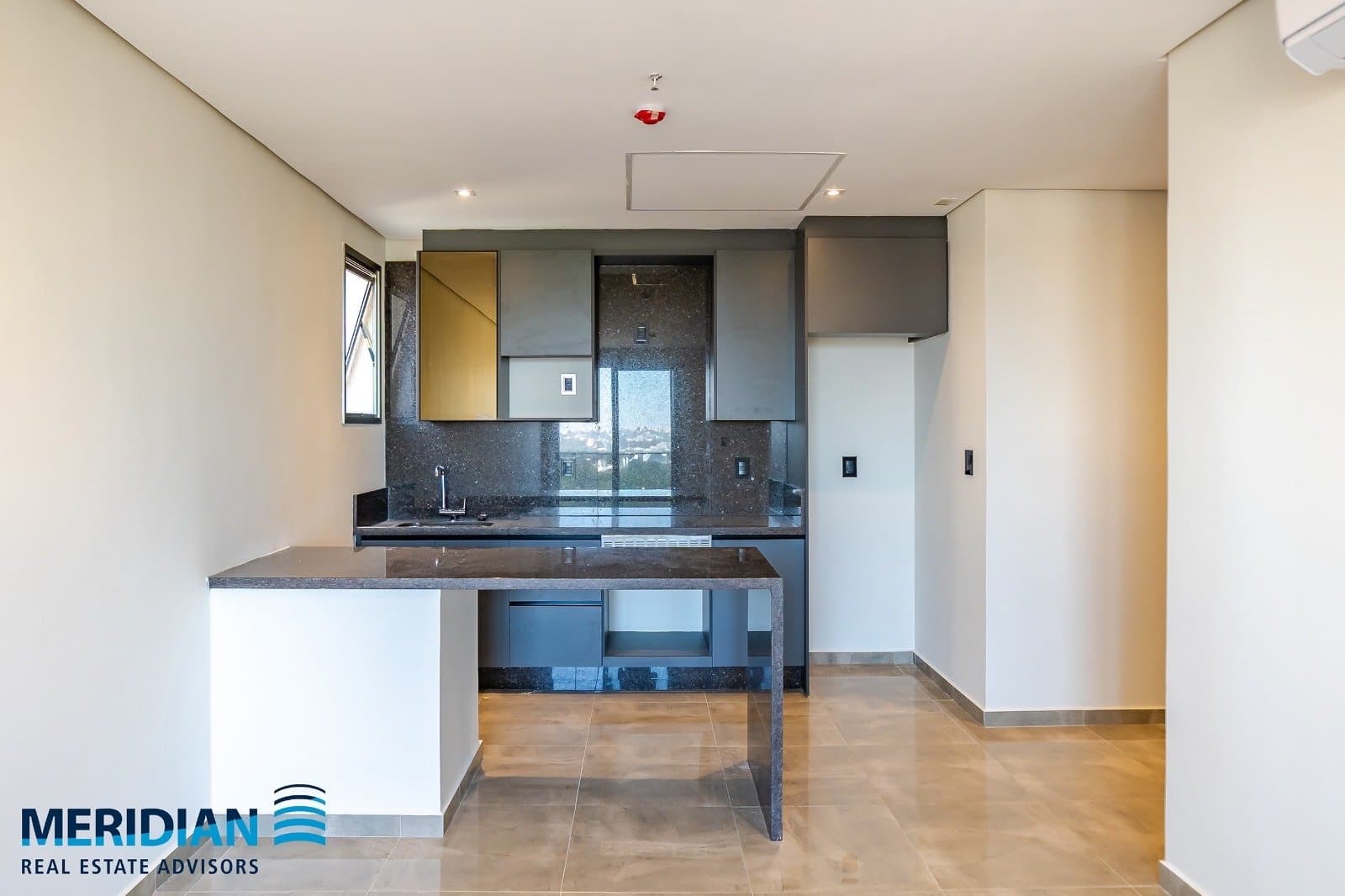 Amplio departamento de 1 habitación en venta zona Av.Molas Lopez, foto 2
