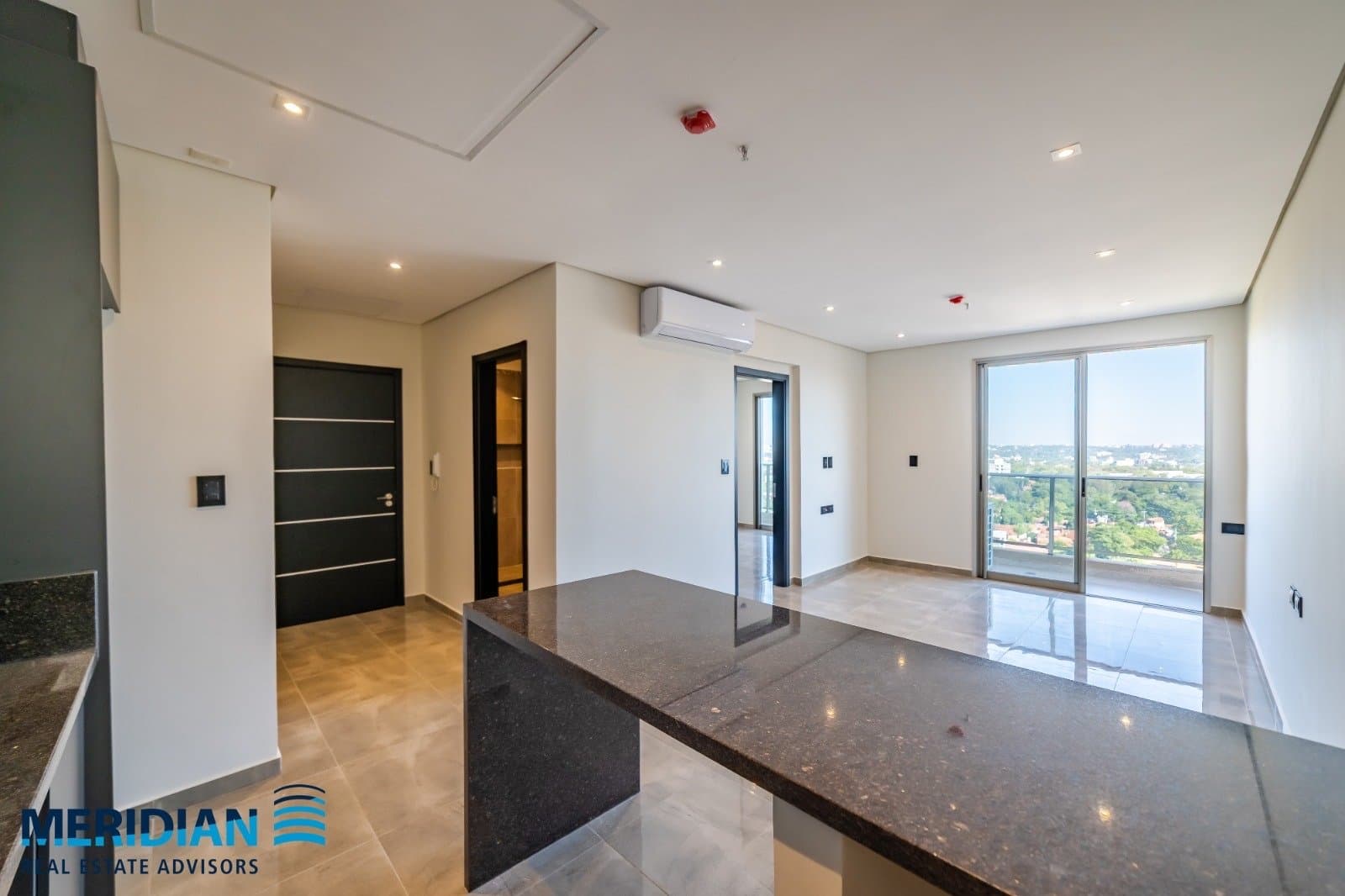 Amplio departamento de 1 habitación en venta zona Av.Molas Lopez, foto 4