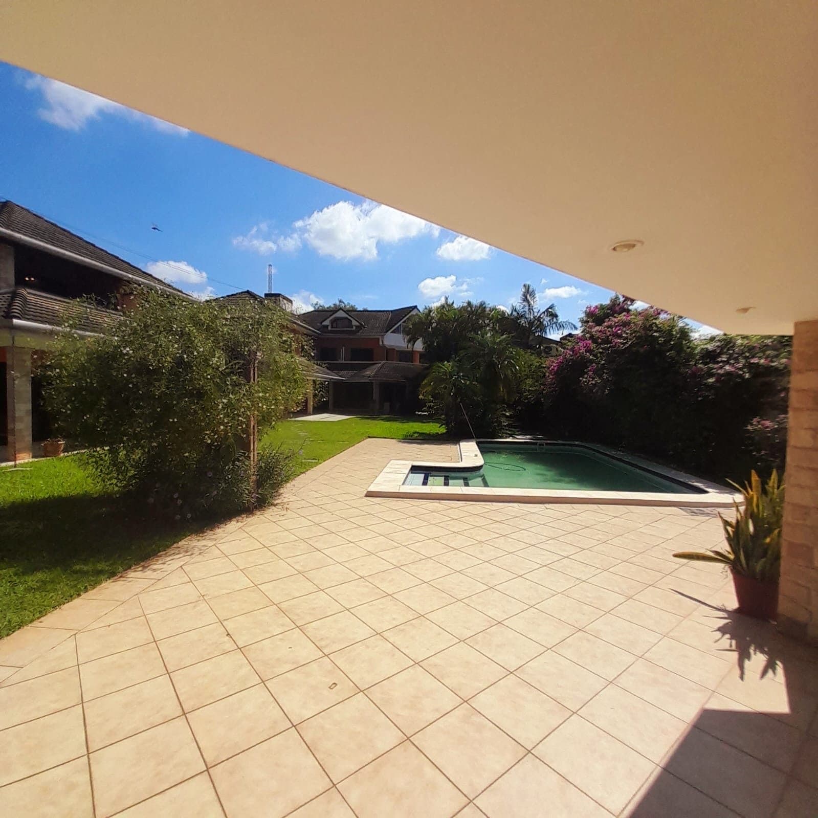 De residencia - 5 dorm+patio con piscina+cancha de tenis en el b° ycua sati, foto 5