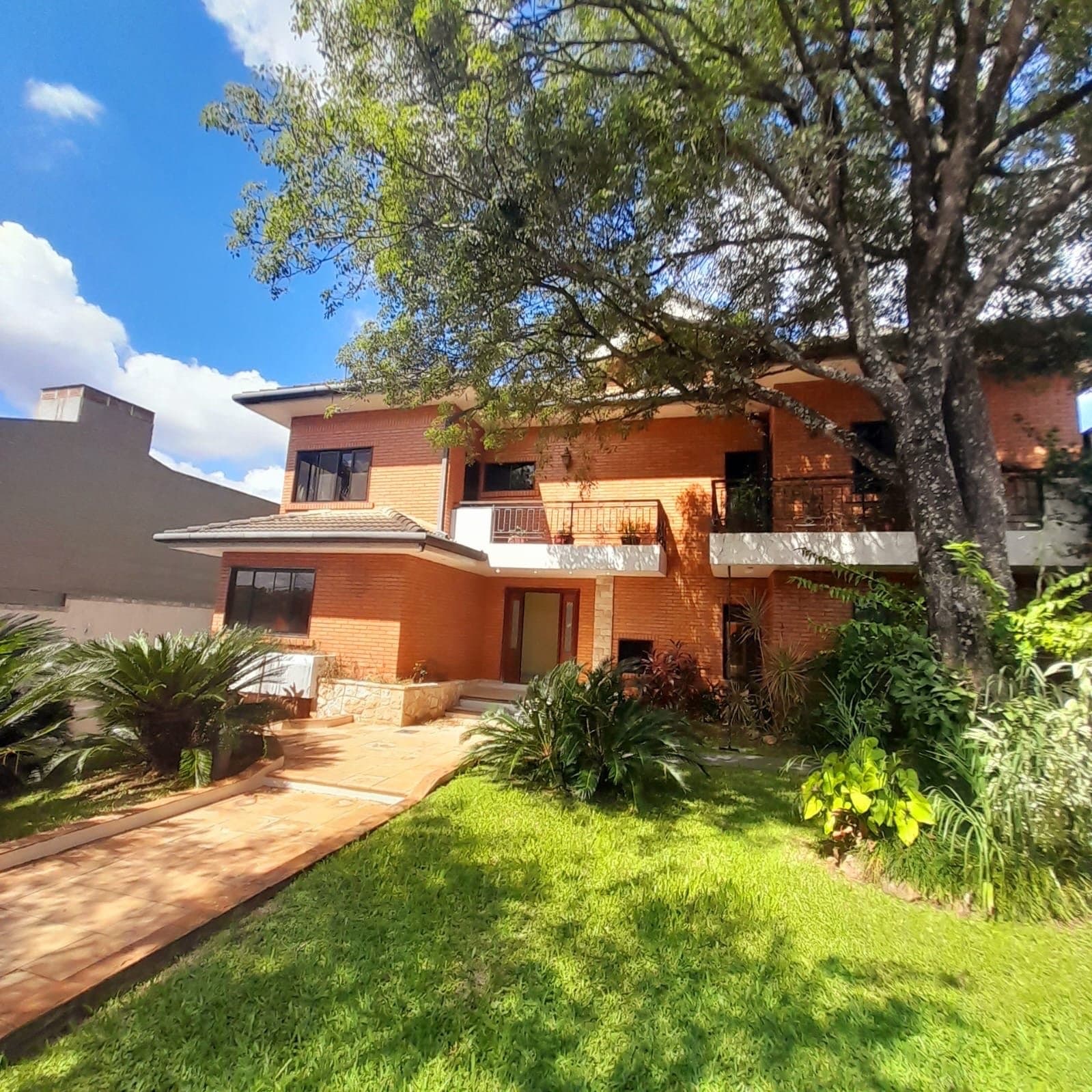Alquiler de residencia - 5 dorm+patio con piscina+cancha de tenis en el b° ycua sati