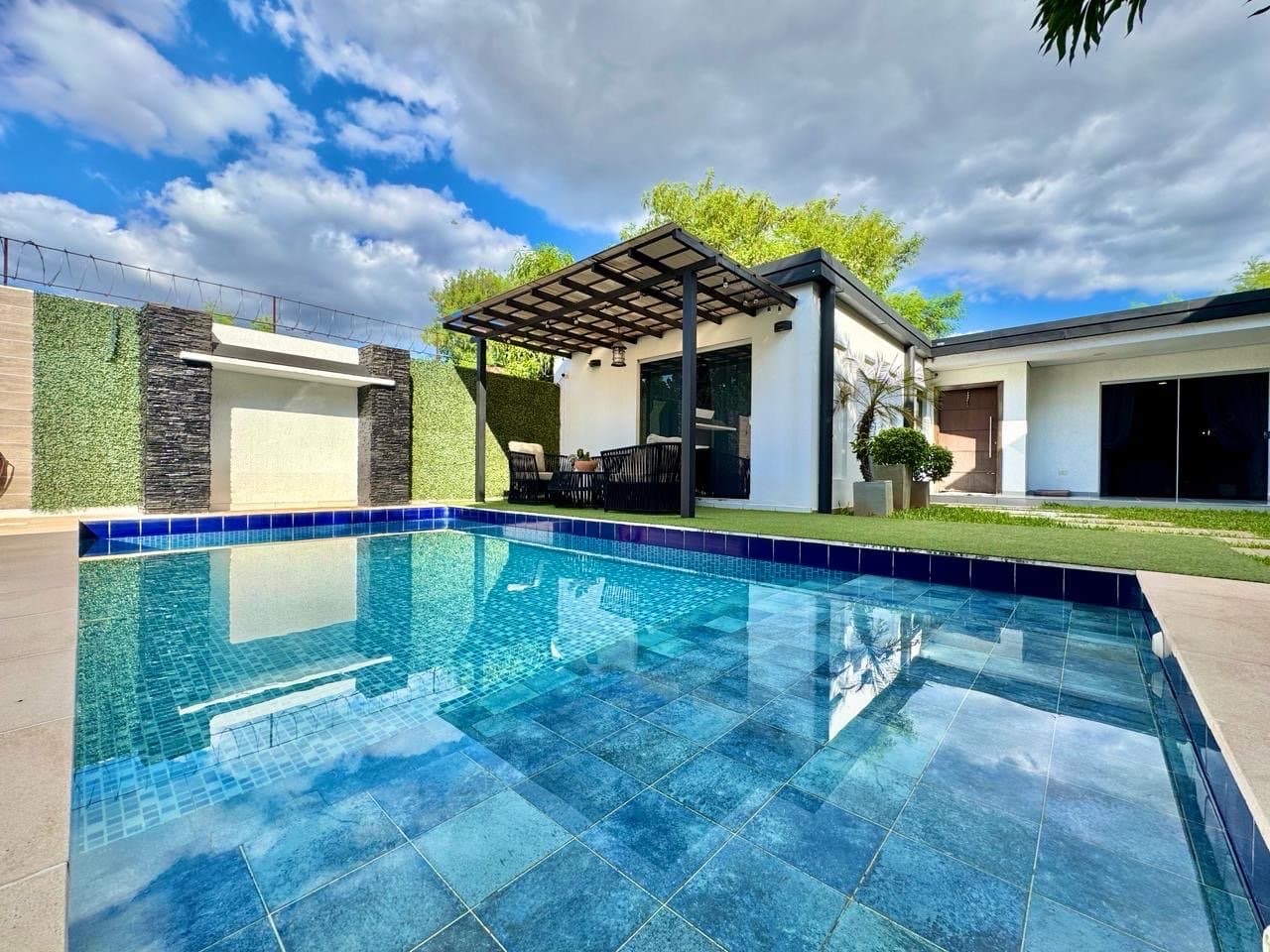 En venta Moderna Residencia en Asuncion