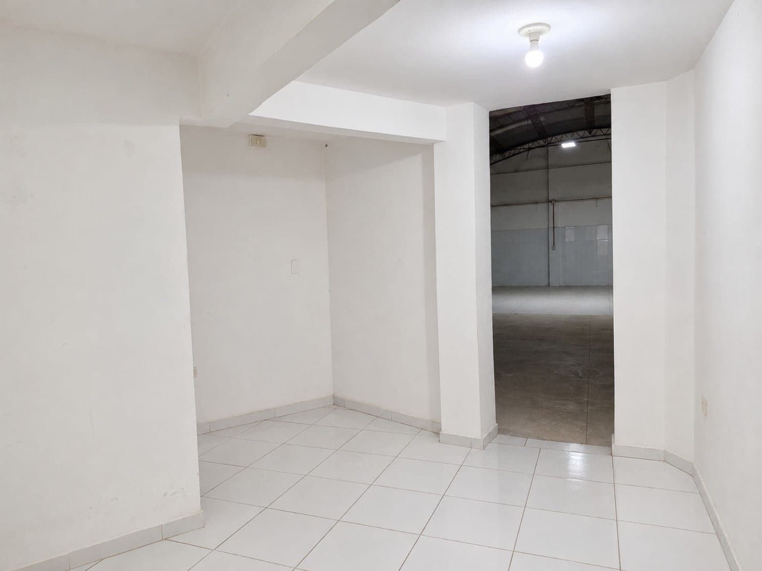 Deposito/Local Comercial - Alquiler - Barrio Jara, Asunción, Paraguay, foto 5