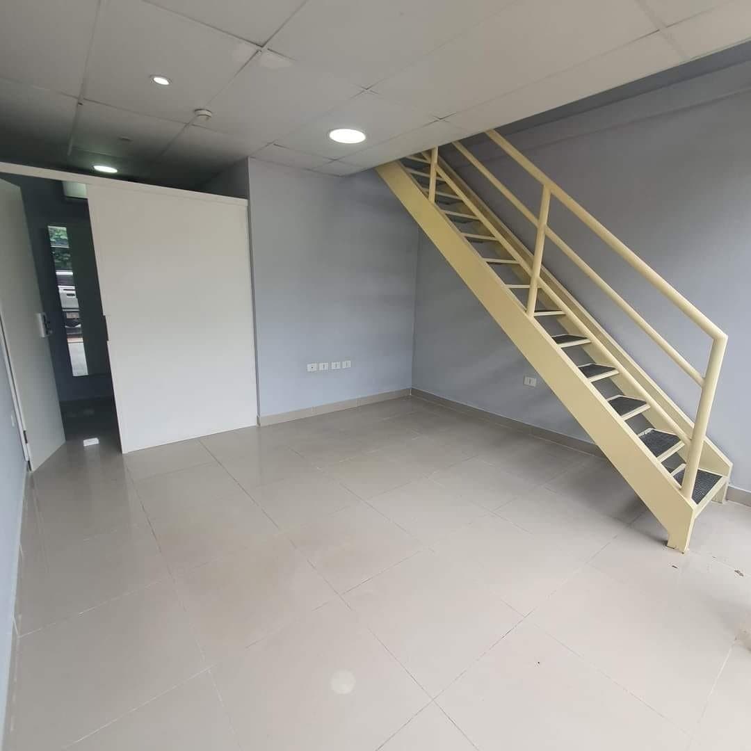 Salon Comercial en barrio Ycua Sati, foto 5