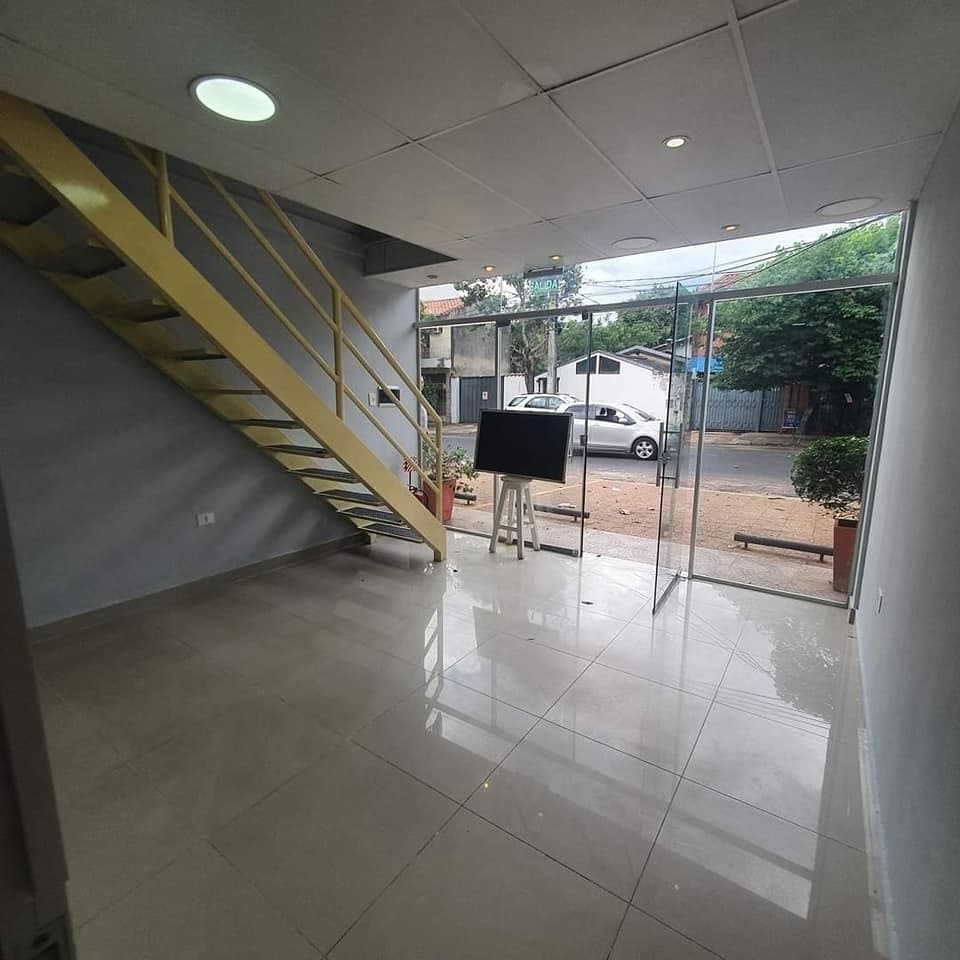 Salon Comercial en barrio Ycua Sati, foto 4