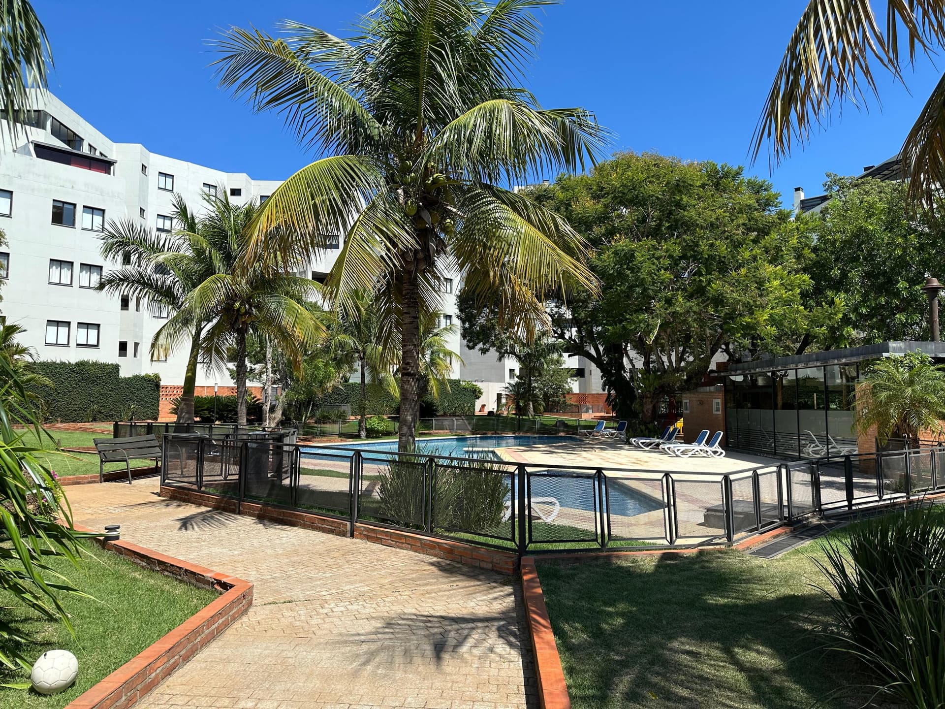 Departamento de tres dormitorios y area de servicio en el condominio cerrado moravia, foto 1