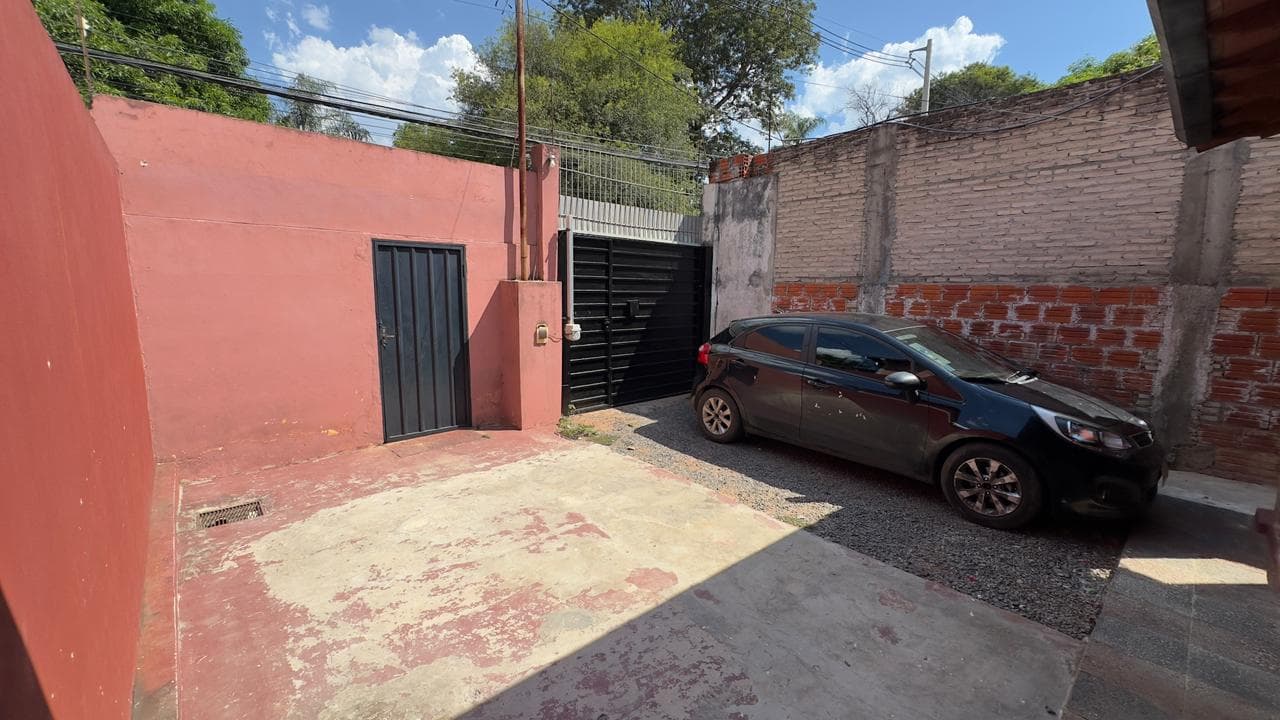 Remato Casa De Dos Dormitorios En El Barrio San Isidro De Lambaré — foto 4
