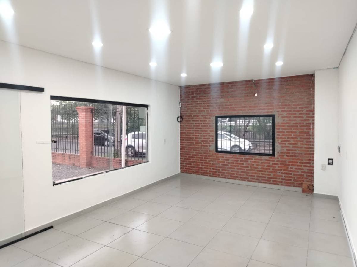 Local comercial sobre avda. Madame lynch - id 48708, foto 5