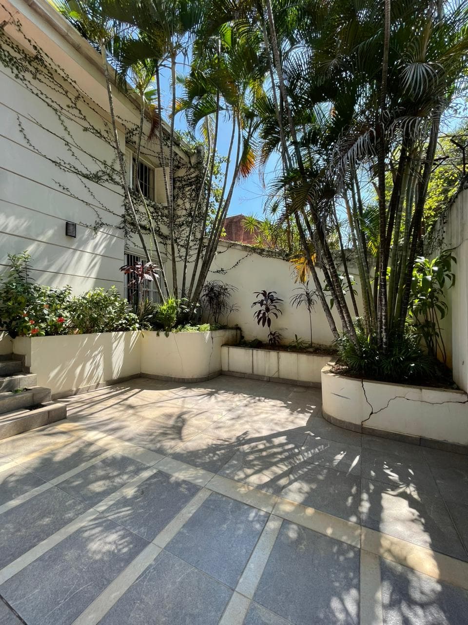 Se vende hermosa casa residencial con piscina y quincho en Bo Mburucuya