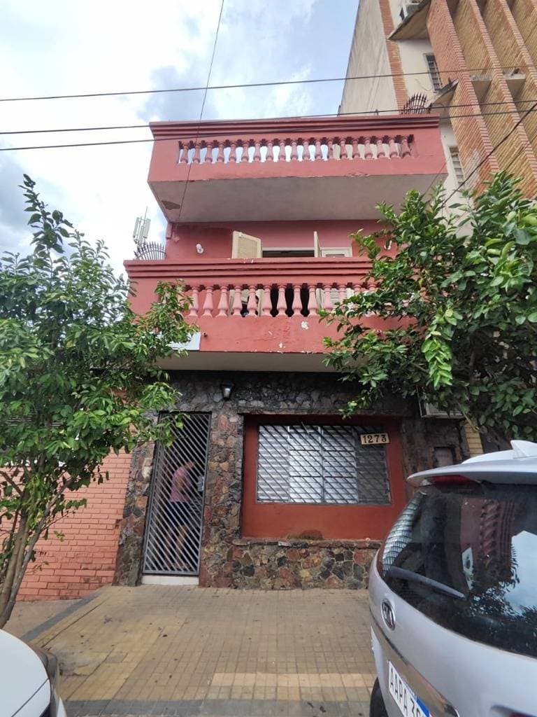 Vendo casa de tres plantas en asuncion con muy buena ubicación. - id 32854
