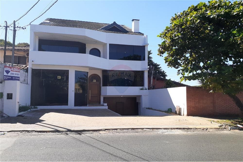 Residencia + terreno bo. Mburicao, Asunción