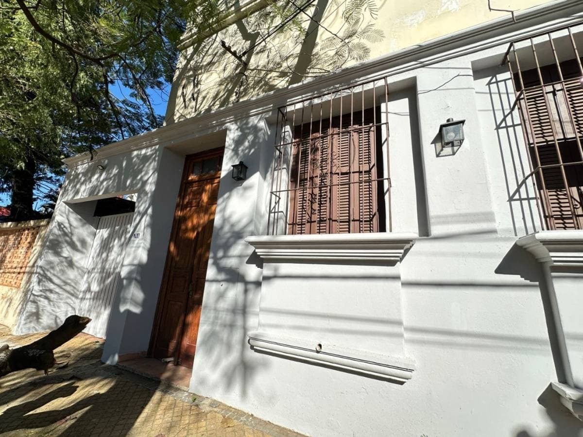 Vendo amplia casa en b° Las Mercedes