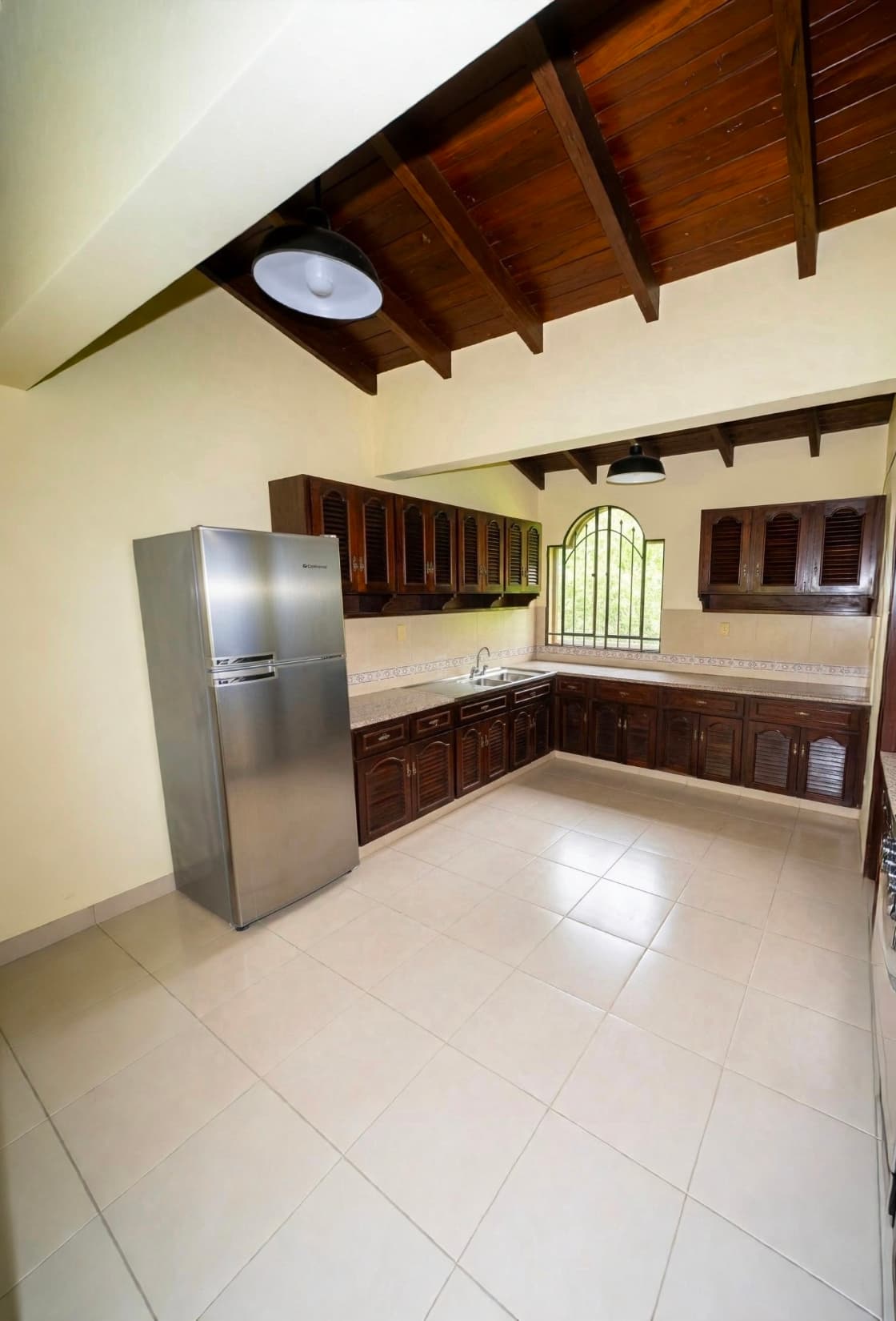 En venta residencia en ycua sati, foto 2