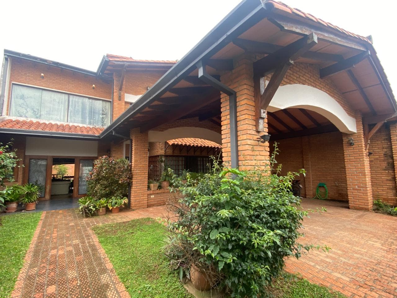 Vendo Amplia Casa De 3 Dormitorios Zona San Jorge