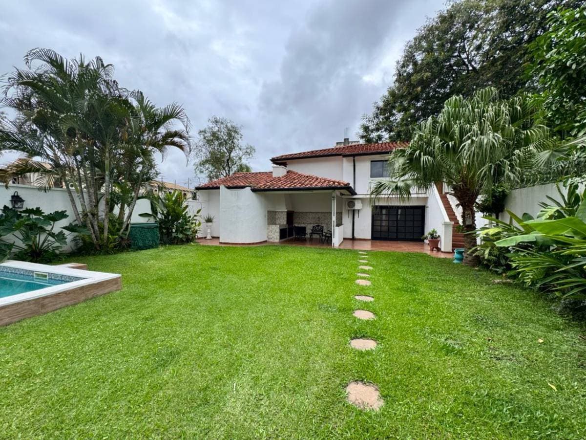Casa de 4/5 dorm. en Itá Enramada - a 1 cuadra de la Av. Costanera Sur