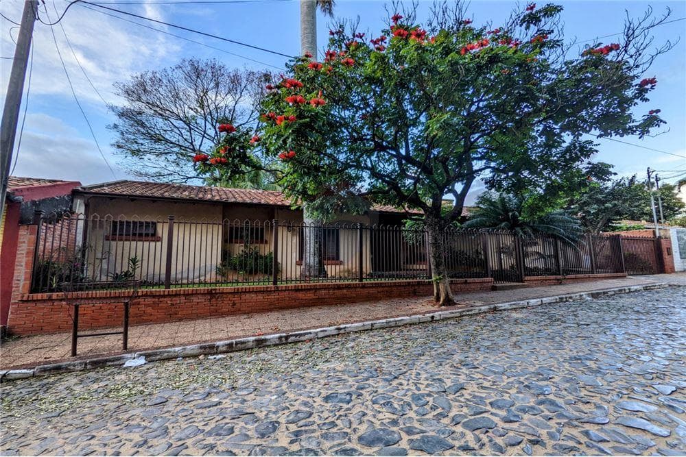 Vendo amplia residencia en mbocayaty