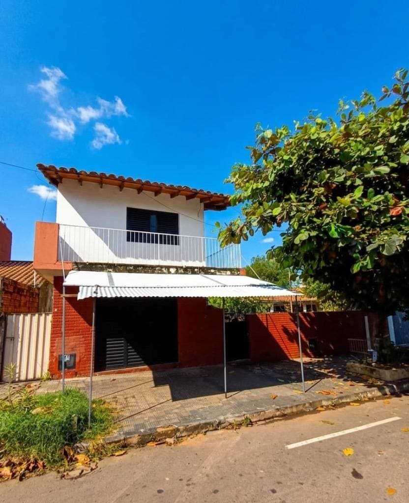 Alquilo casa con salon comercial en barrio kennedy lambare
