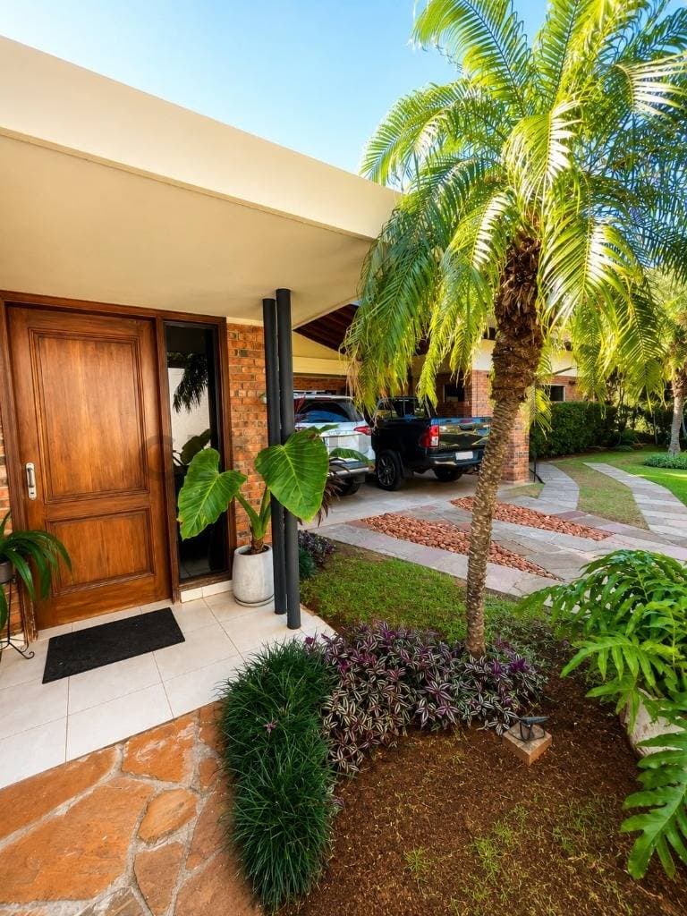 FOR SALE 5 Bedroom Residence in Barrio Ycuá Satí