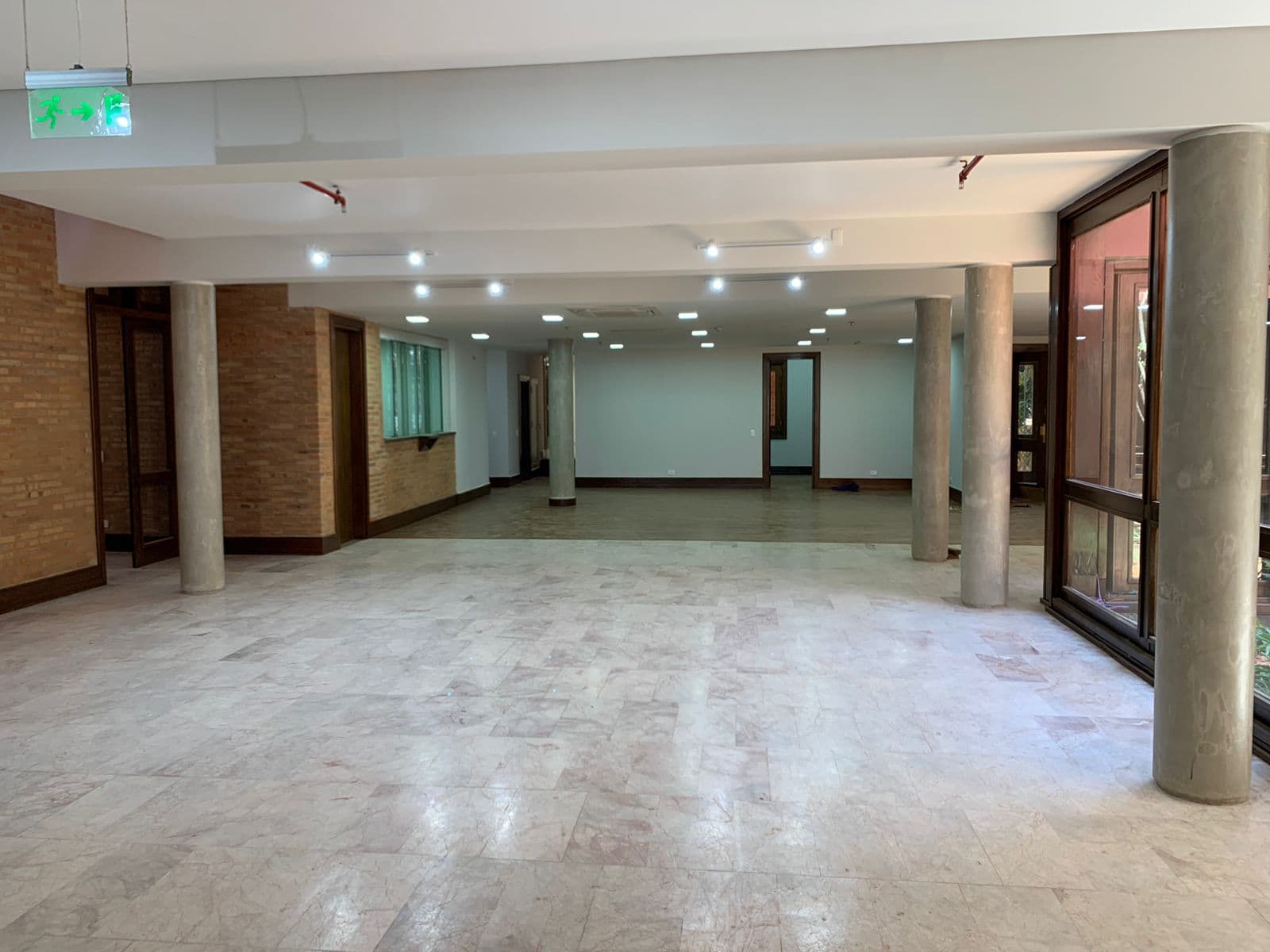 Alquilo exclusivo edificio corporativo de alto prestigio
