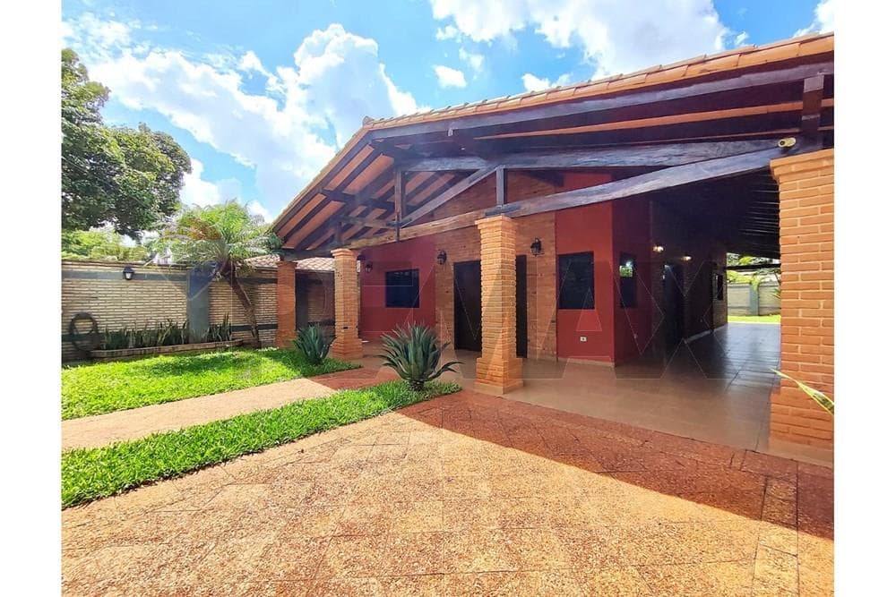 Vendo Amplia y Hermosa Casa en San Lorenzo, Barrio Mariangela