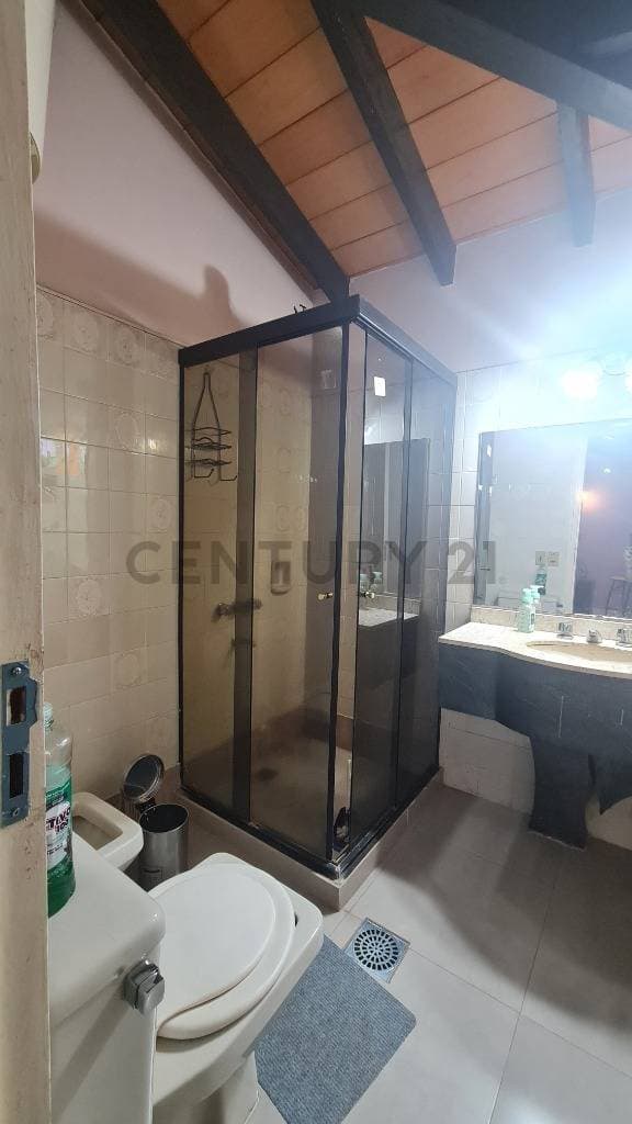Casa En Venta En Barrio Las Lomas – Amplio Terreno Frente A Plaza, foto 3