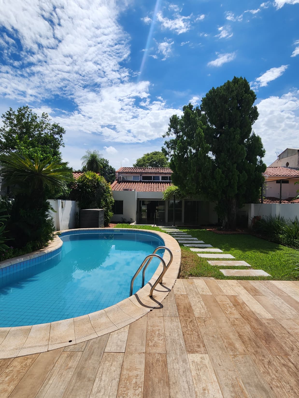 Barrio mburicao, en alquiler hermosa casa con jardín y piscina, foto 4