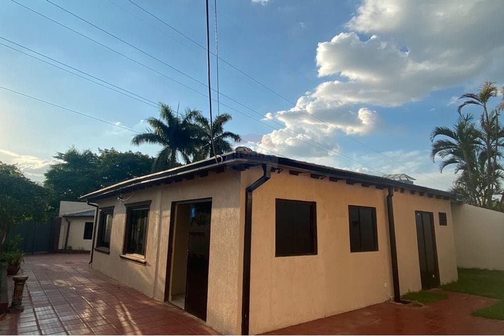 Venta amplia casa en lambare