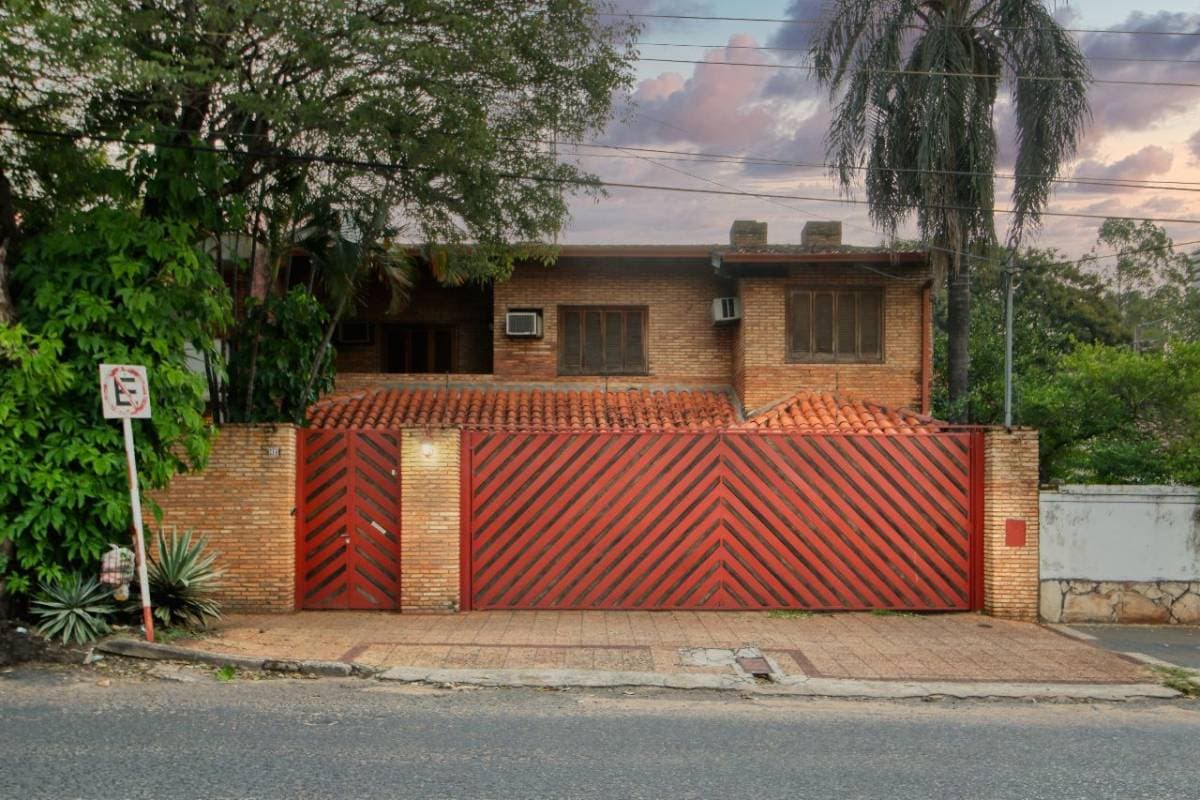 Vendo casa en el barrio ycua sati - asuncion