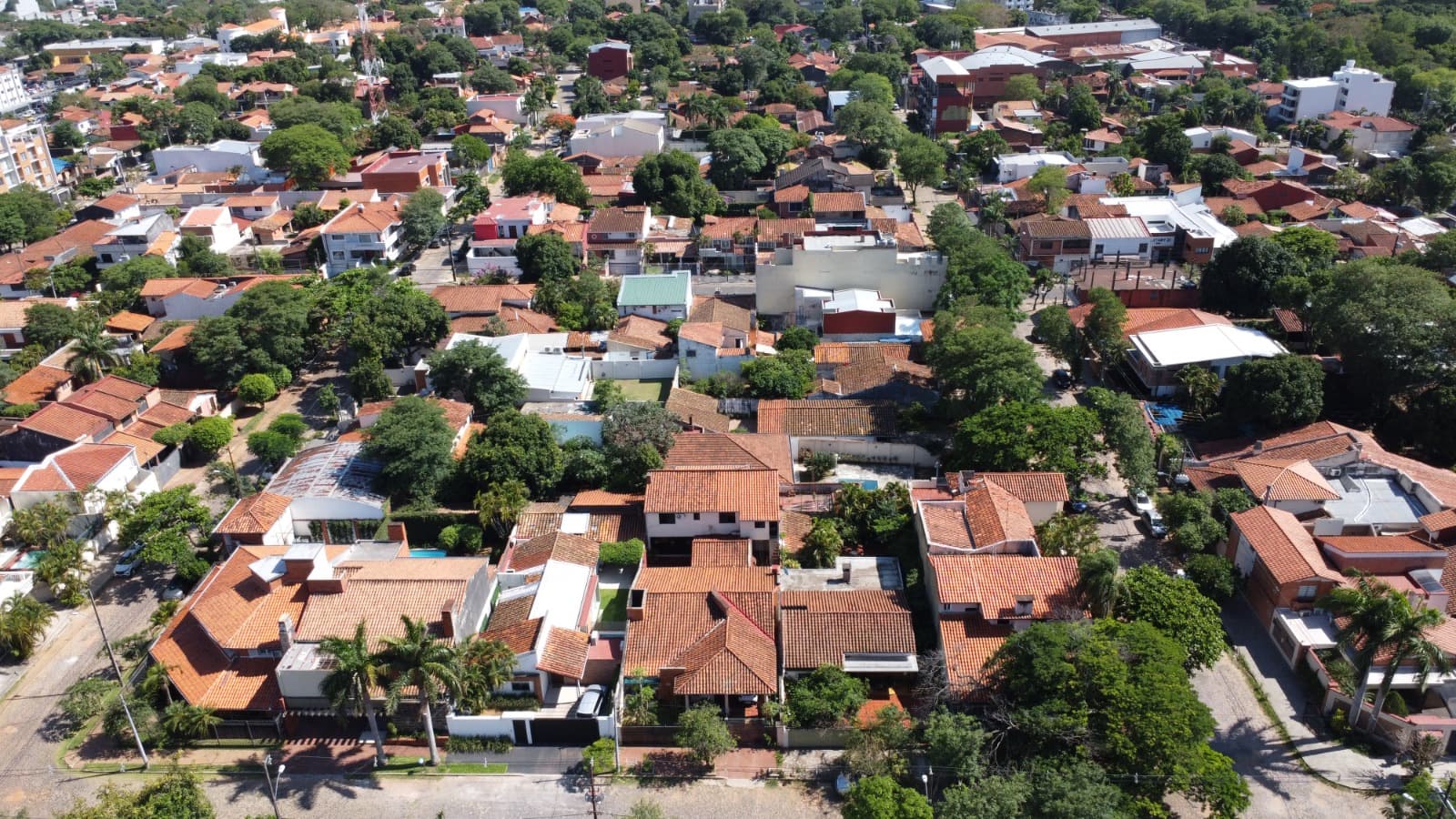 Vendo HERMOSA casa en esquina en Limpio