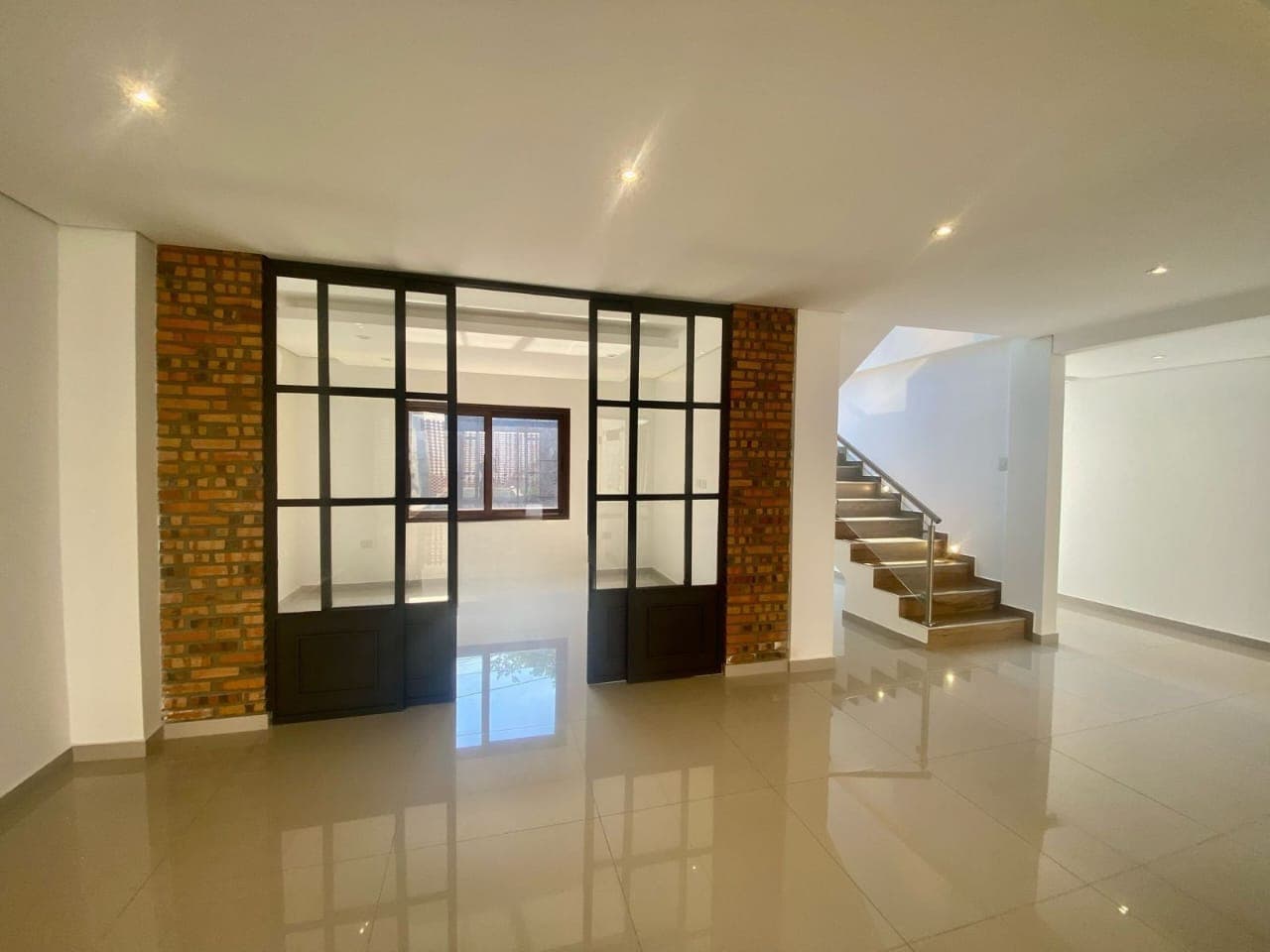 / vendo hermosa casa a estrenar en el b. Mburucuyá c /4 suites, foto 3