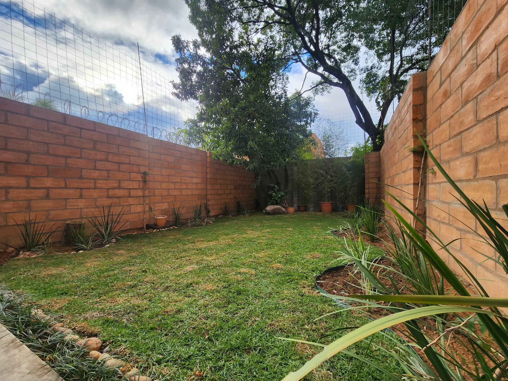 En Alquiler - Hermoso Duplex Con Amplio Jardin Zona Peron, foto 4