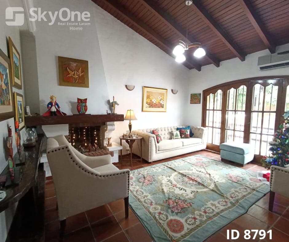 Hermosa casa en venta barrio Las Mercedes