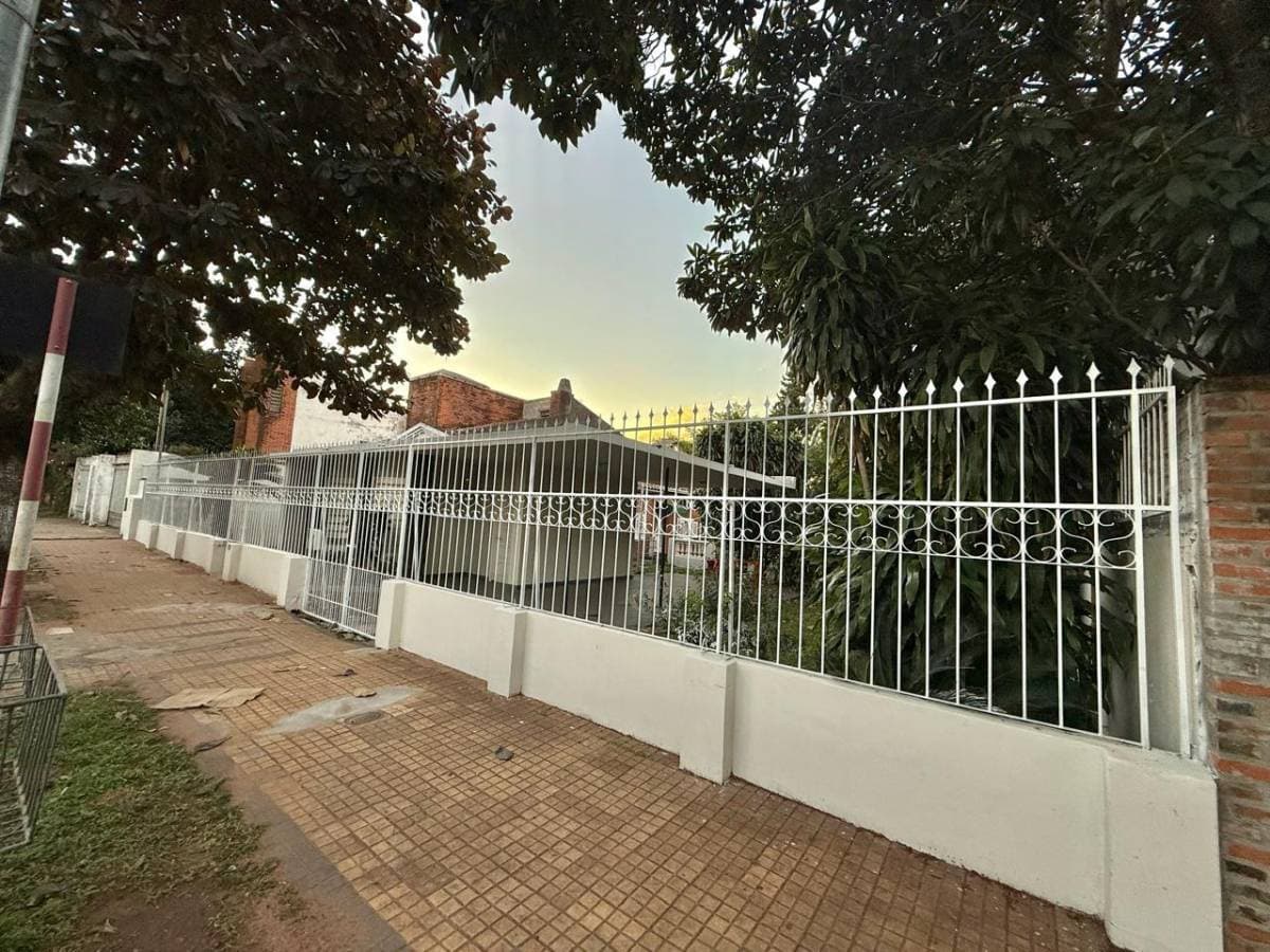 Terreno 900 m² sobre Av. Isaac Kostianovsky | Los Laureles