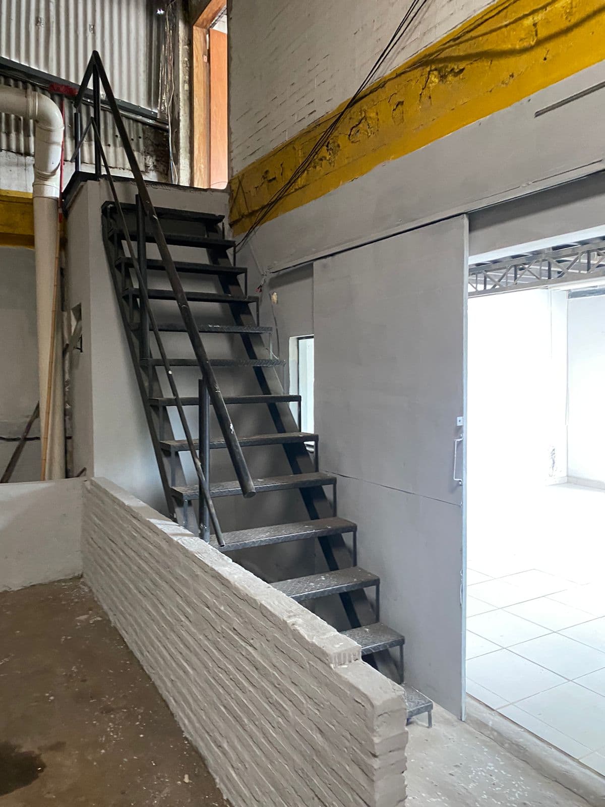 Tinglado En Madame Lynch Con 1.100 M2 Cubiertos, 300m2 Oficina, 200 M2 Libres — foto 5