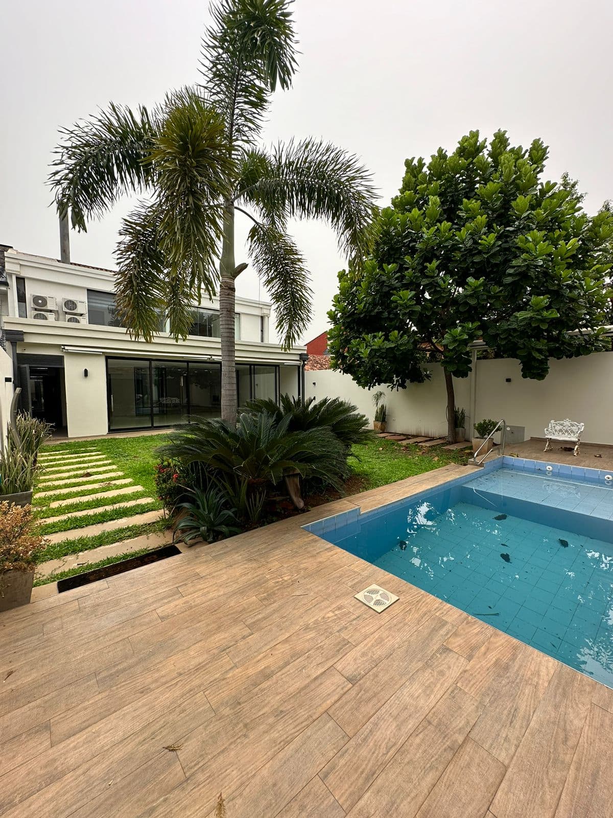 Gran residencia moderna c/ 4 suites z. Primer presinte — foto 1