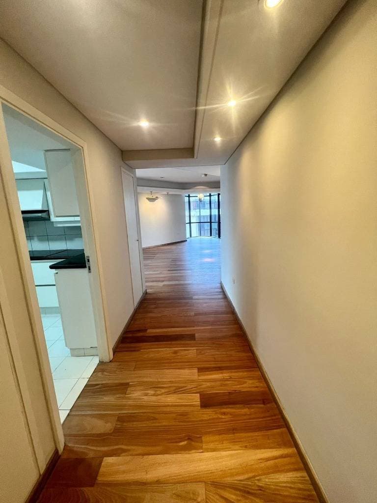 EN ALQUILER – Departamento De Tres Dormitorios En Suite, foto 2