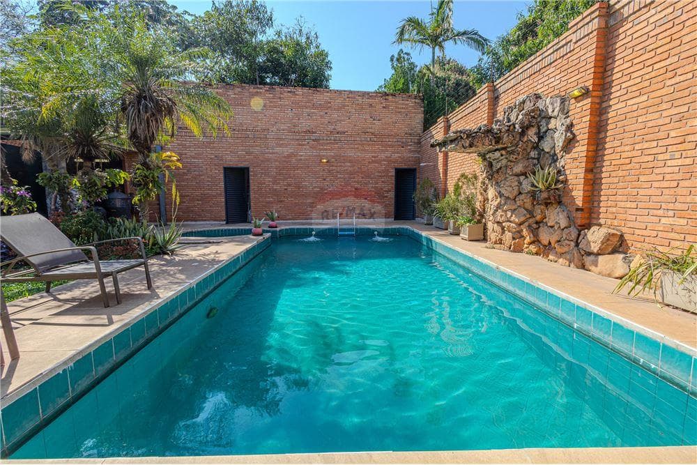 Hermosa Residencia en Esquina - Lambaré